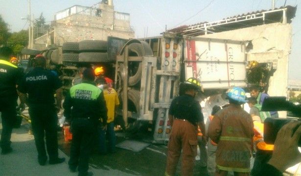 Muere joven en Ecatepec por volcadura de camión