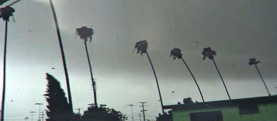 Inusual tornado causa destrozos en Los Ángeles Inusual tornado causa destrozos en Los Ángeles