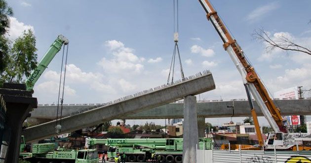 Camión tira trabes de concreto en Av. Chapultepec Camión tira trabes de concreto en Av. Chapultepec