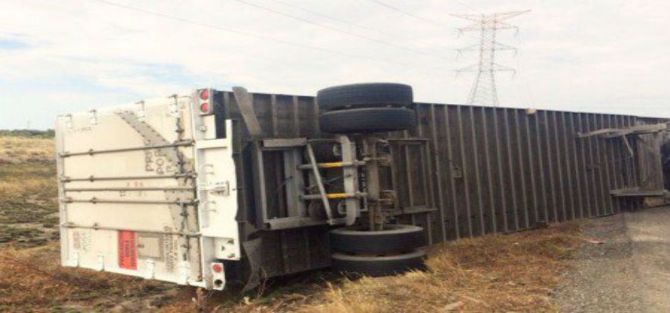 Fuertes vientos voltean tráiler en Oaxaca Fuertes vientos voltean tráiler en Oaxaca