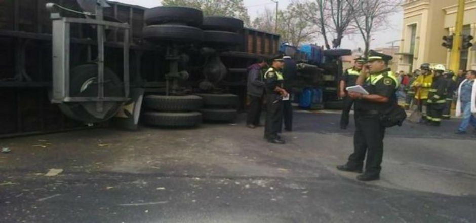 Dos lesionados por choque entre camión y tren Dos lesionados por choque entre camión y tren
