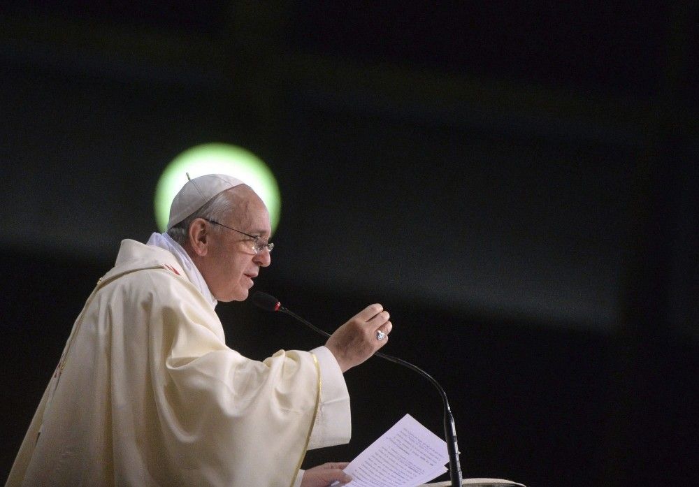 Papa Francisco pide perdón a empleados del Vaticano por escándalos Papa Francisco pide perdón a empleados del Vaticano por escándalos