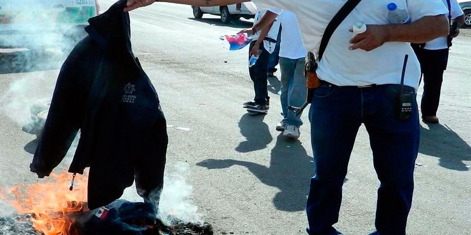 Queman miembros de Fuerza Rural sus uniformes