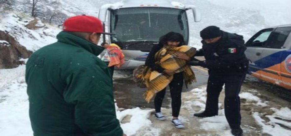 Rescatan a 120 personas varadas en carretera de Sonora