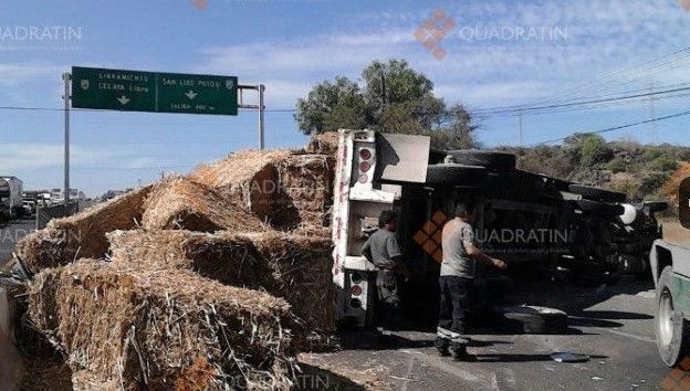 Volcadura de tráiler en carretera Querétaro – Celaya