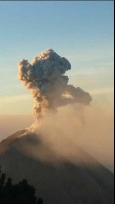 Realizan sobrevuelo para monitorear Volcán de Colima