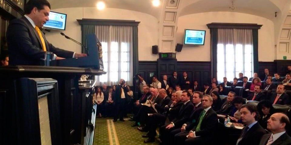 Senador pide ante presidente transparencia de bienes