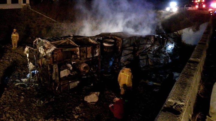 Deja 16 muertos choque entre autobús y camión Deja 16 muertos choque entre autobús y camión