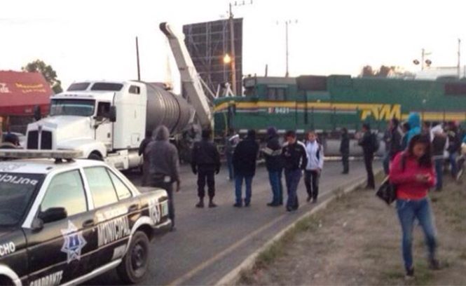 Tren se lleva tráiler en la carretera México-Texcoco Tren se lleva tráiler en la carretera México-Texcoco