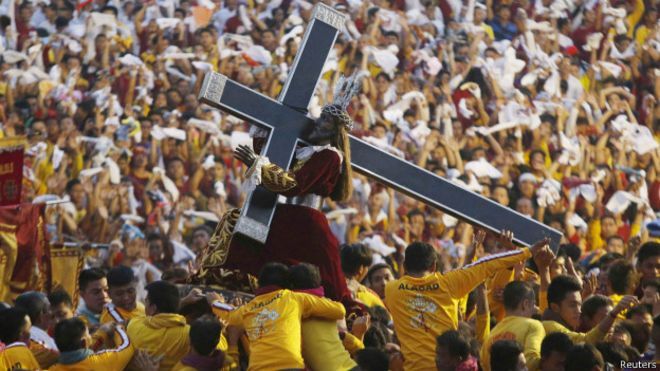 Hombre muere en multitudinaria procesi&oacute;n cat&oacute;lica en Filipinas