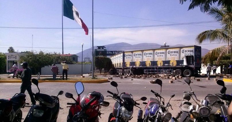 Suman 4 heridos por enfrentamiento entre normalistas y militares