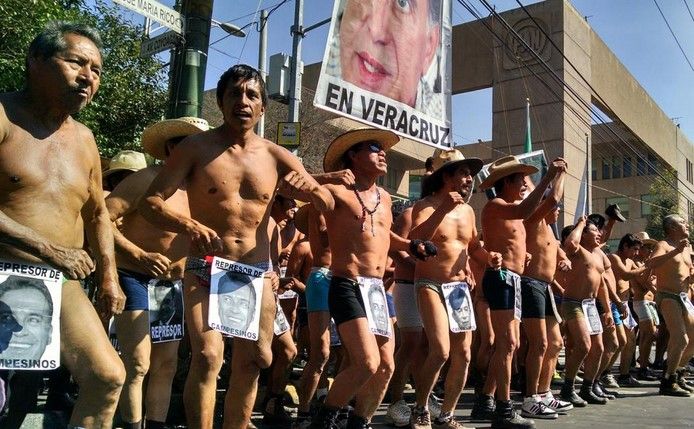 Integrantes de los 400 pueblos se manifiestan enfrente del PAN