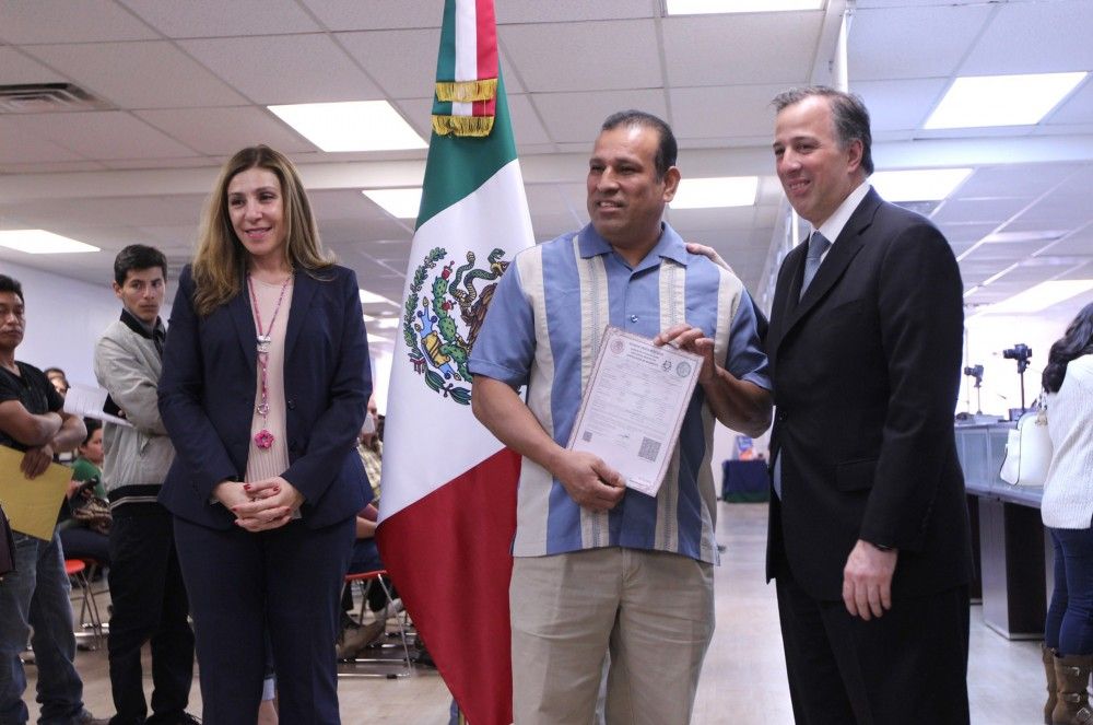 Meade entrega actas de nacimiento a mexicanos en EE.UU. Meade entrega actas de nacimiento a mexicanos en EE.UU.