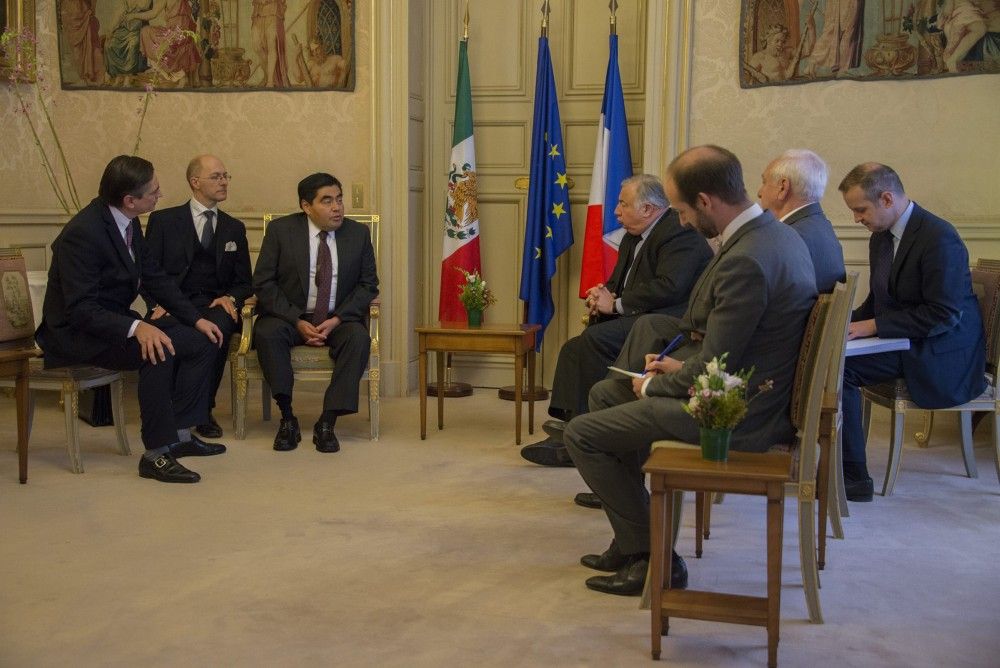 Miguel Barbosa visita senado francés