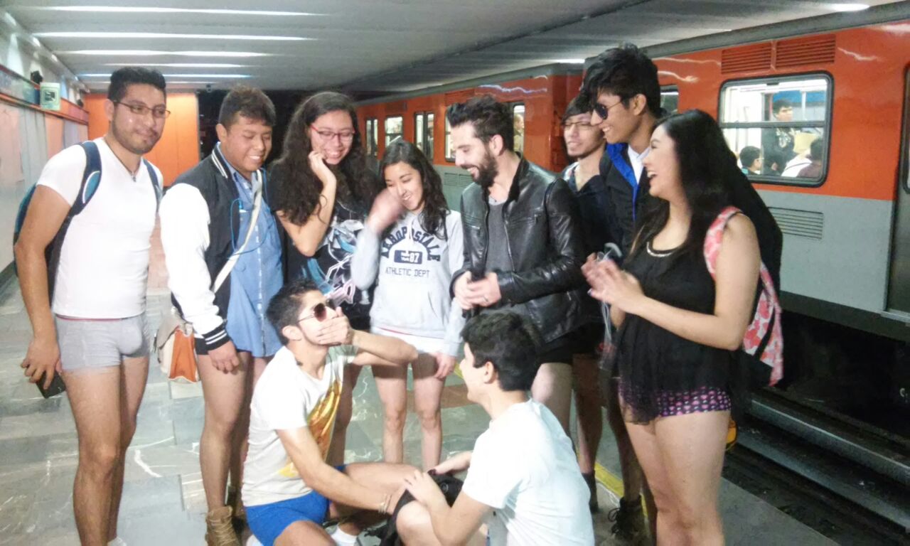 Se quitan los pantalones en el Metro