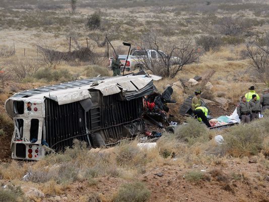 Mueren al menos 10 reos al caer un autobús sobre tren Mueren al menos 10 reos al caer un autobús sobre tren