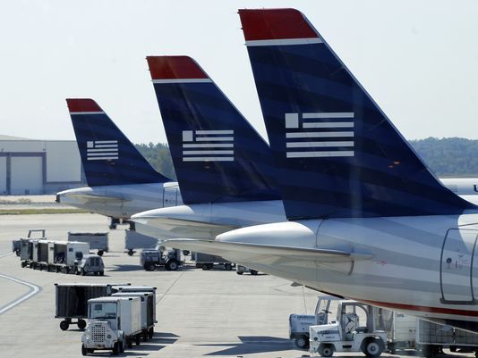 Golpean a sobrecargos en pleno vuelo