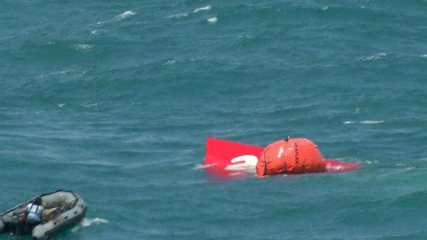 Recuperan parte trasera del avión de AirAsia Recuperan parte trasera del avión de AirAsia