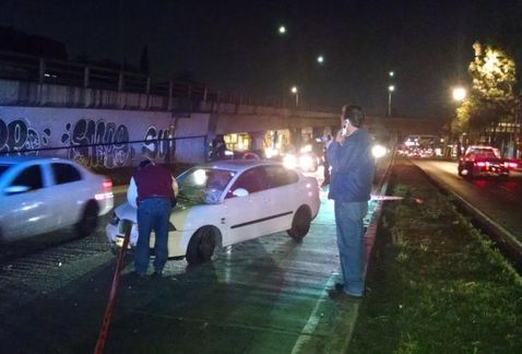 Llanta de un tráiler sale disparada y deja un muerto
