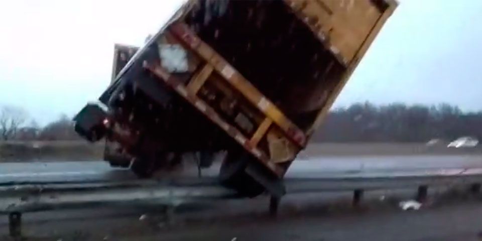 Hombre sobrevive a accidente y lo graba en video Hombre sobrevive a accidente y lo graba en video