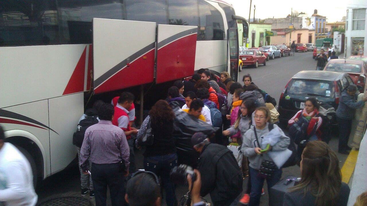 Sección 22 bloquea terminal de autobuses en Oaxaca