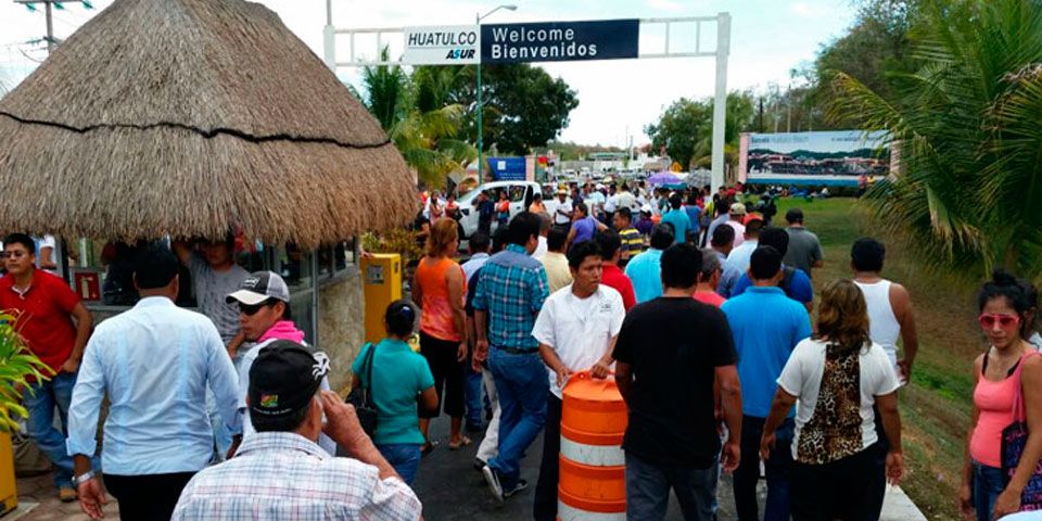Ciudadanos desalojan a maestros que bloqueaban aeropuerto de Huatulco