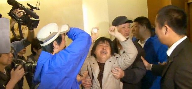 Air Asia ofrece 125 mil dólares a familiares de desaparecidos Air Asia ofrece 125 mil dólares a familiares de desaparecidos