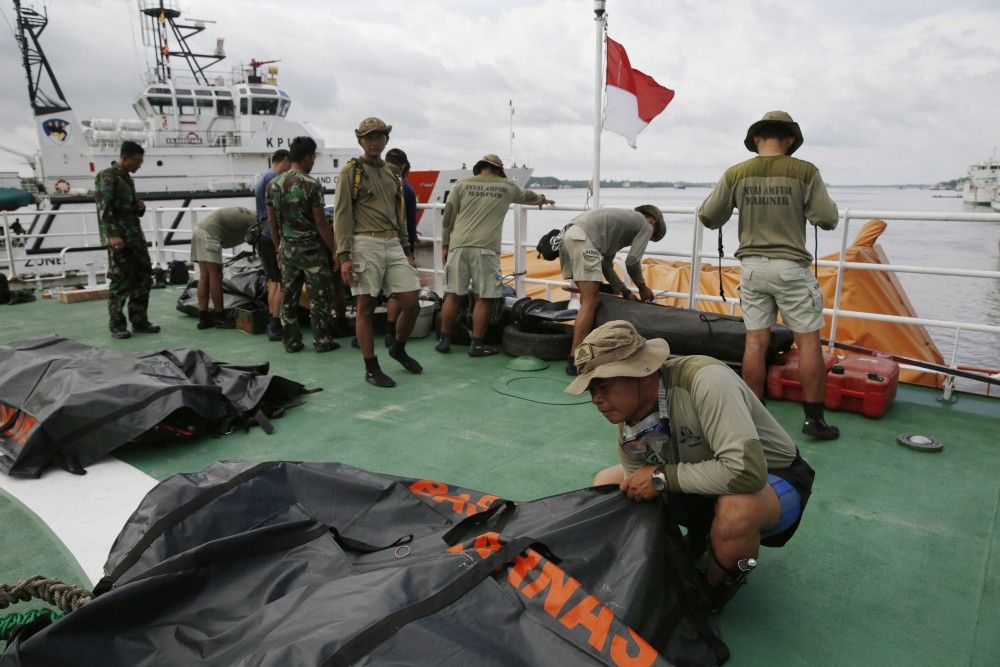 Localizar las cajas negras de AirAsia tardaría hasta una semana