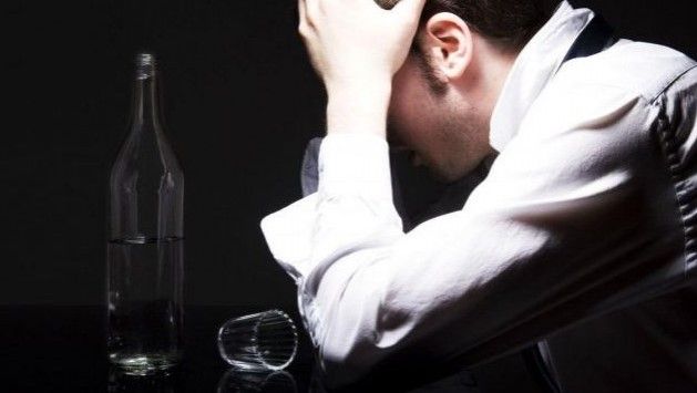 Entre más horas trabaje, más propenso se es al alcoholismo Entre más horas trabaje, más propenso se es al alcoholismo