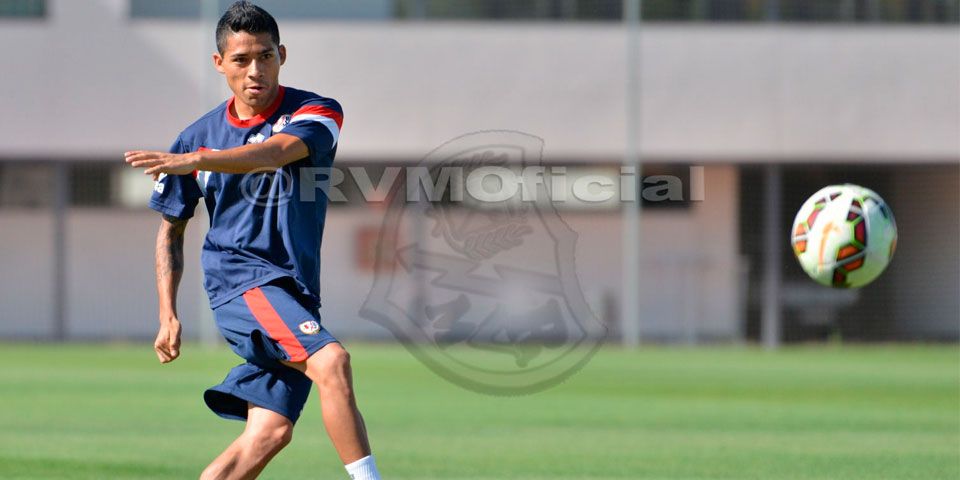 Javier Aquino entrena separado del grupo Javier Aquino entrena separado del grupo