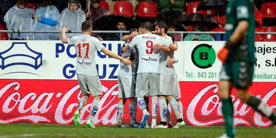 Atlético golea bajo la lluvia Atlético golea bajo la lluvia
