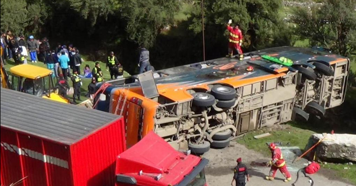 Autobús desbarrancado en Perú deja 23 muertos Autobús desbarrancado en Perú deja 23 muertos