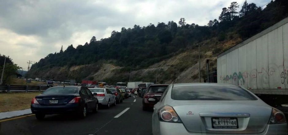 Pipa vuelca en la México-Toluca