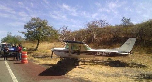 Avioneta aterriza de emergencia en Guerrero Avioneta aterriza de emergencia en Guerrero