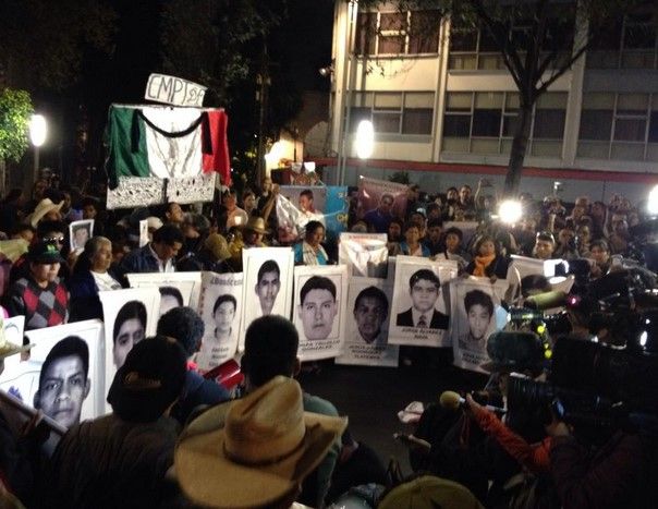 Marchan hacia Los Pinos por Ayotzinapa