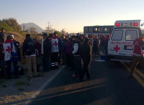 Choque de autobuses en Puebla deja tres muertos
