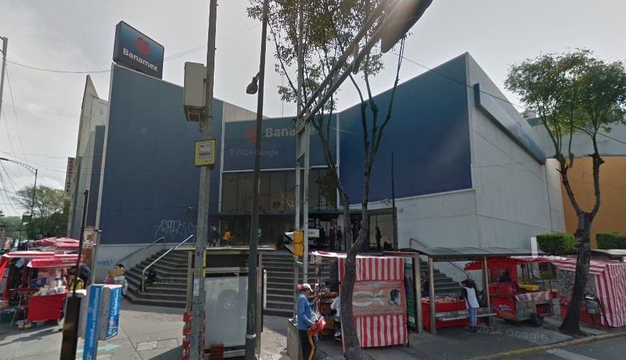 Asaltan Banamex en la colonia Roma Asaltan Banamex en la colonia Roma