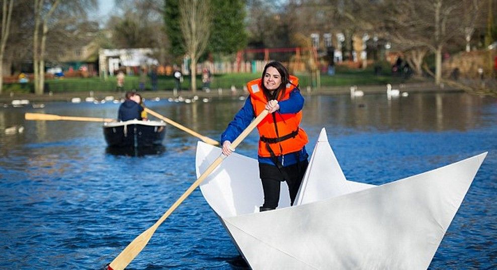 Estudiante navega en barco de papel en Londres Estudiante navega en barco de papel en Londres
