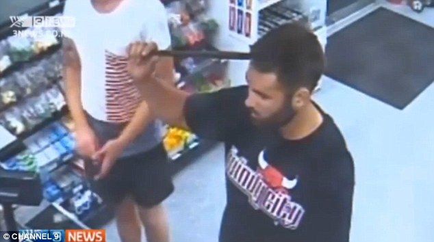 Joven queda con una barra en la cabeza tras ataque Joven queda con una barra en la cabeza tras ataque