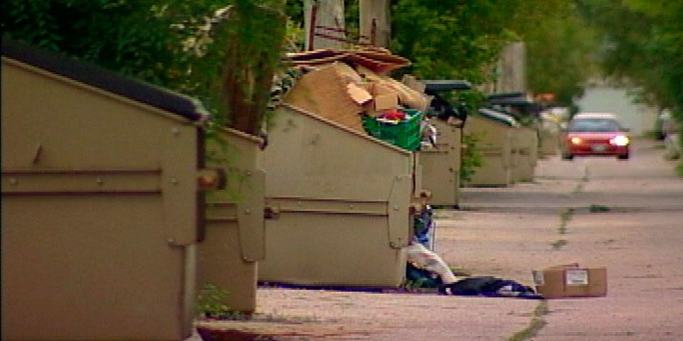Camión de basura recoge a hombre en California Camión de basura recoge a hombre en California