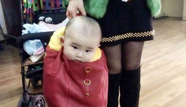 Se indignan en Internet por madre con “bebé bolsa” Se indignan en Internet por madre con “bebé bolsa”