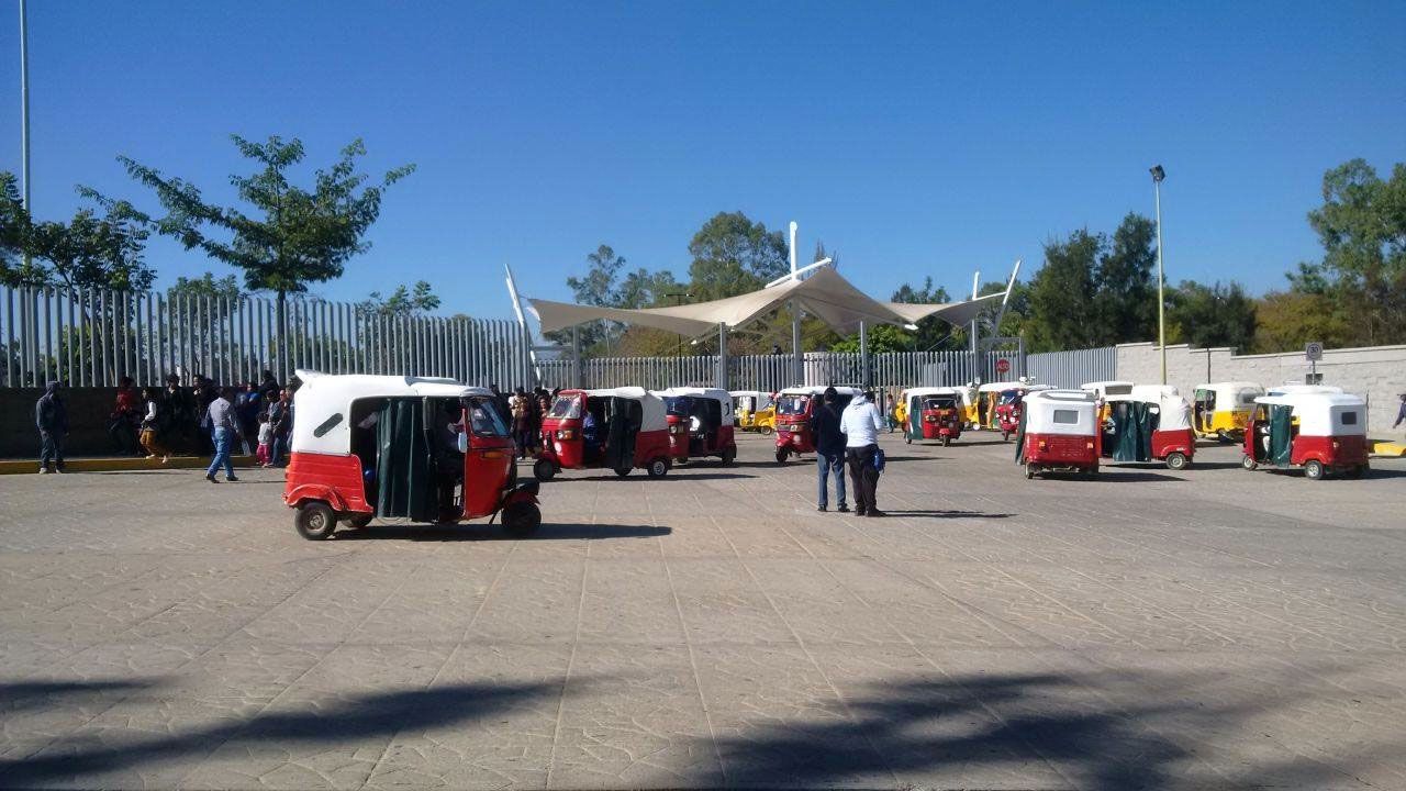Mototaxistas toman Ciudad Judicial de Oaxaca