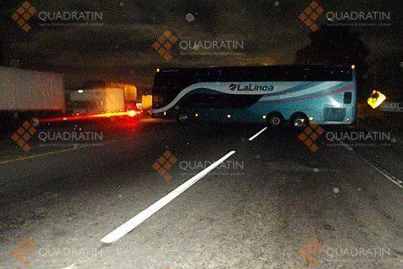 Bloquean accesos a Uruapan