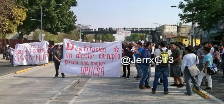 Alumnos de UPIICSA demandan sustitución de director con bloqueo