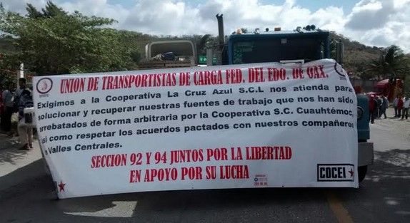 Mototaxis bloquean carreteras en el Istmo Mototaxis bloquean carreteras en el Istmo