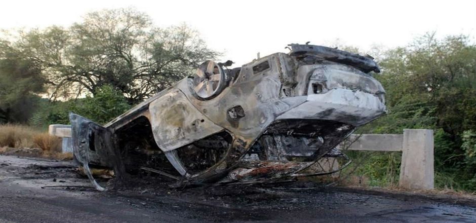 Bloquean camino en Michoacán con incendio de automóviles