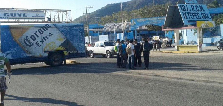 Normalistas se manifiestan en la 46 zona militar en Oaxaca Normalistas se manifiestan en la 46 zona militar en Oaxaca