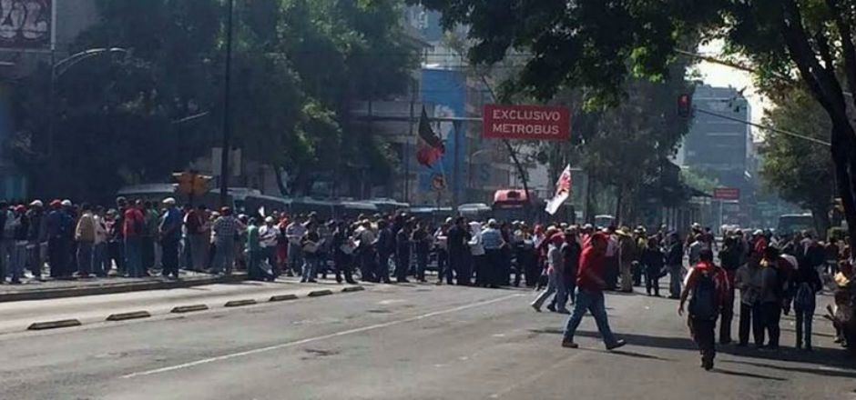 SME bloquea Insurgentes en ambos sentidos