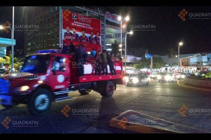 Bomberos desbloquean costera de Acapulco