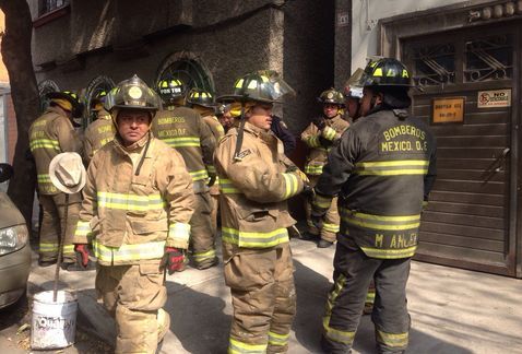 Bomberos auxilian a familia intoxicada en DF